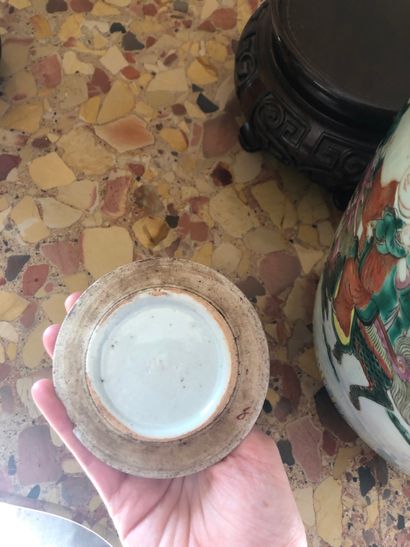 null Un pot à gingembre en porcelaine de Chine de la Famille rose

Décor tournant...