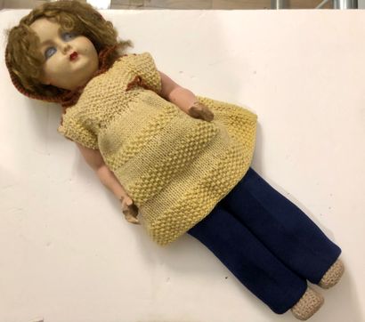null 1 grande poupée des années 50

Tête et corps en composition 

Avec un chandail...