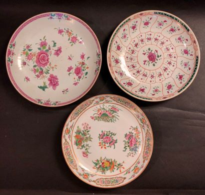 null Lot de trois plats en porcelaine, à décor de fleurs. 

Chine, Compagnie des...