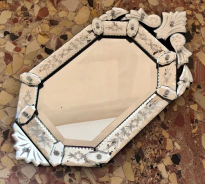 null Petit miroir octogonal en verre de Venise à décor de fleurettes

et feuillages

47...