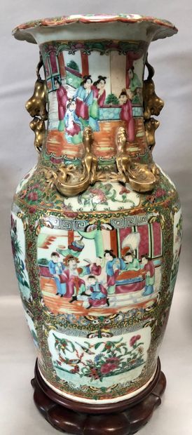 null Paire de vases de forme balustre en porcelaine de CANTON à décor polychrome...