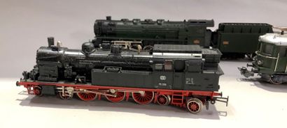 null MARKLIN - HO

Lot de 5 locomotives : un train auto-moteur rouge, beige et noir...