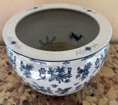 null Cache-pot en porcelaine craquelée à décor bleu-blanc de fleurs

et feuillages...