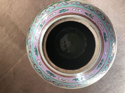 null Un pot à gingembre en porcelaine de Chine de la Famille rose

Décor tournant...