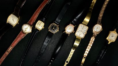 null Huit montres bracelet de femme mécanique en acier et métal doré.