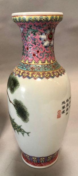 null Paire de vases balustres en porcelaine de Chine polychrome à décor émaillé de...