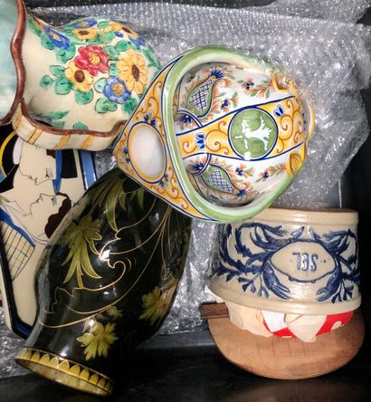 null CERAMIQUE 

Une caisse comprenant : divers vases dont : un vase en décor à sgrafiato...