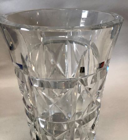 null VERRERIE

SAINT-LOUIS 

Vase tronconique en cristal gravé 

Marqué 

H. : 25...
