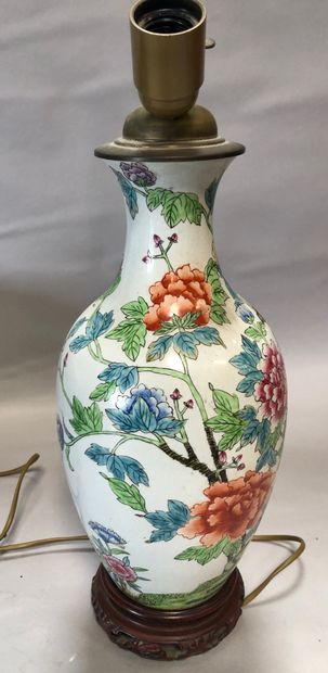 null Vase balustre en porcelaine de Chine polychrome 

Monté en lampe 

Xxème siècle...