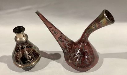 null Deux vases de pipes à chicha (?) en verre mauve à décor irisé. H.: 26 et 18...