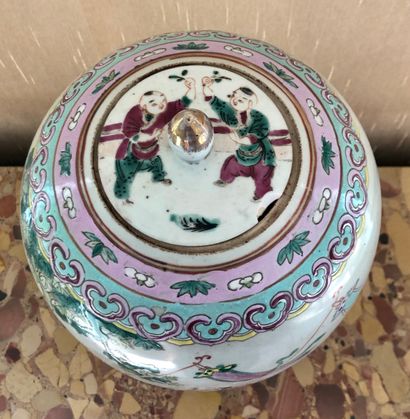 null Un pot à gingembre en porcelaine de Chine de la Famille rose

Décor tournant...