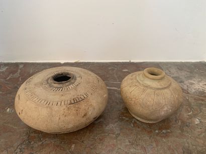 null Deux pots en céramique, à panse globulaire ; l’un à couverte céladonnée et décors...
