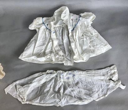 null Lot d'envion 5 robes de baptême en coton, coton brodé, tulle et dentelle. 

Nous...