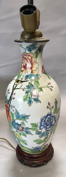 null Vase balustre en porcelaine de Chine polychrome 

Monté en lampe 

Xxème siècle...