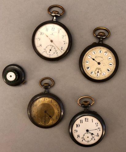 Cinq montres en acier dont une ‘boutonnière’...