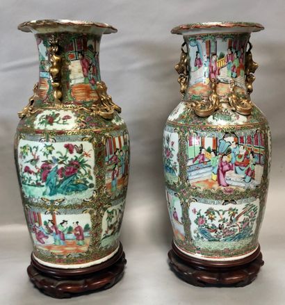 null Paire de vases de forme balustre en porcelaine de CANTON à décor polychrome...