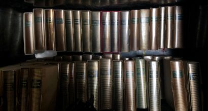 null Un ensemble de 52 volumes de la Pléïade dont : BALZAC, MAUPASSANT, CAMUS, KAFKA,...