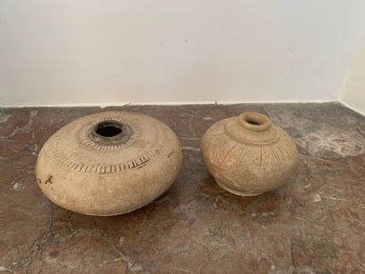 null Deux pots en céramique, à panse globulaire ; l’un à couverte céladonnée et décors...