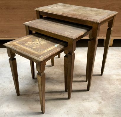 null 3 tables gigognes rectangulaires en bois laqué et plateaux à décors incisés,...