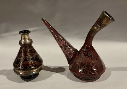 null Deux vases de pipes à chicha (?) en verre mauve à décor irisé. H.: 26 et 18...