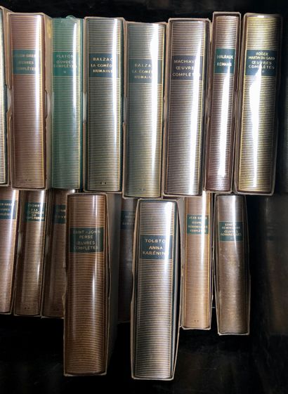 null Un ensemble de 52 volumes de la Pléïade dont : BALZAC, MAUPASSANT, CAMUS, KAFKA,...