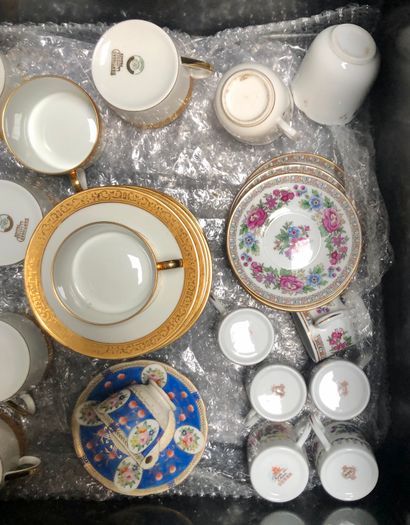 null CERAMIQUE 

Dans une caisse : partie de service à thé et à café en porcelaine...