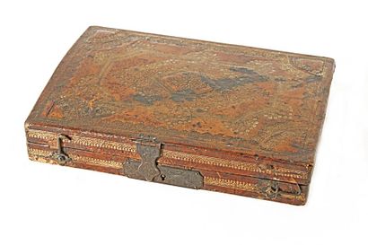 null ECRITOIRE DE VOYAGE en bois couvert de basane marron doré et papier marbré;...