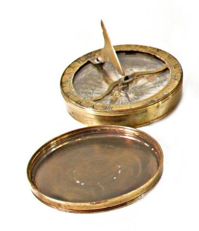 null CADRAN SOLAIRE - BOUSSOLE en laiton, Angleterre, XVIIIe siècle. Boîte ronde...