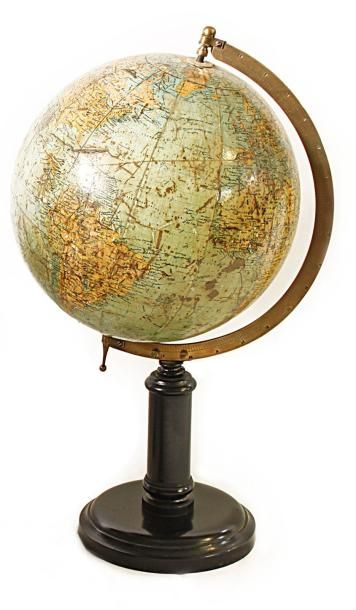null GLOBE TERRESTRE PHYSIQUE signé 'Globe métrique 0,001 = 50 kilomètres. E. Bertaux...
