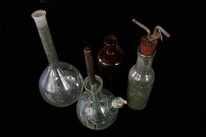 null BOUTEILLES ET FLACONS en verre soufflé, Italie, XIXe siècle.