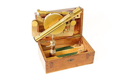 null TACHÉOMÈTRE signé 'Richer à Paris, vers 1820'. Instrument en laiton complet...