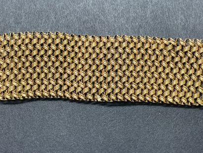  Bracelet manchette en or jaune 18K 750°/°° étranger à motifs de maillons tressés...