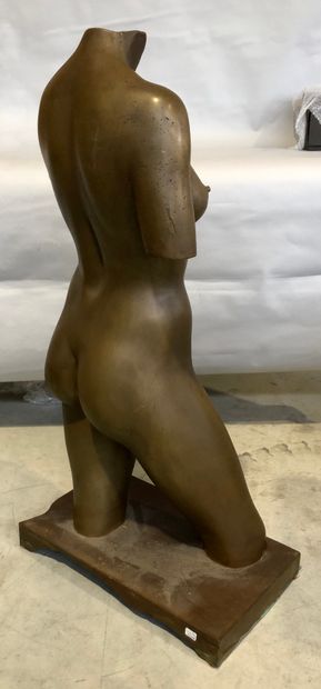 null C. GUYON

Eva Naissante

Torse en bronze patiné reposant sur un socle

Titré,...