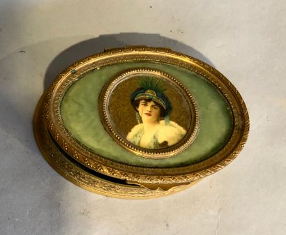 null Coffret ovale en laiton doré orné sur le couvercle d'un portrait de femme au...