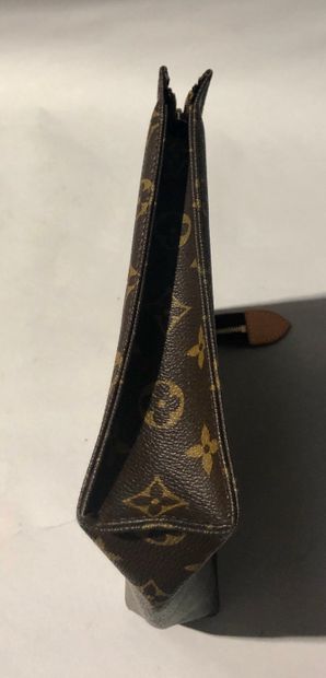 null Louis VUITTON, Paris

Pochette toilette (25 cm)

Très bel état