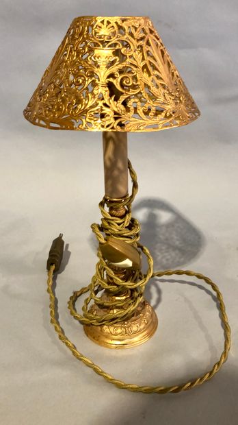 null Une paire de lampes (bougeoirs montés en lampe), en laiton doré avec leurs abats-jours...