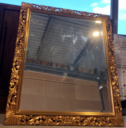 null Grand miroir rectangulaire à encadrement de bois et stuc ajouré et doré 

125...