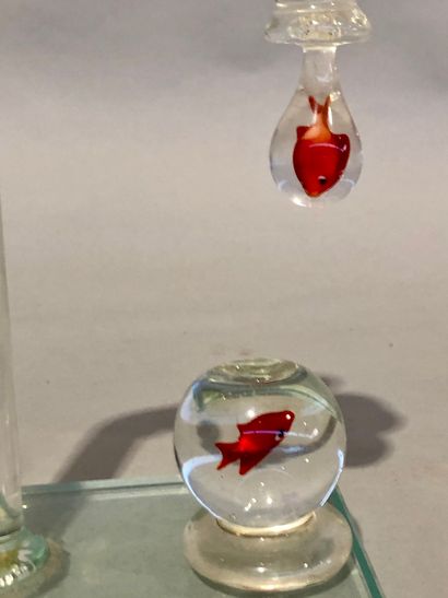 null Sculpture humoristique : robinet et poissons rouges, sur un socle en verre rectangulaire

...