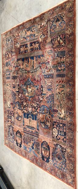 null Un tapis persan Kashmar en laine dans les tons de camaïeu rouge à décor dans...
