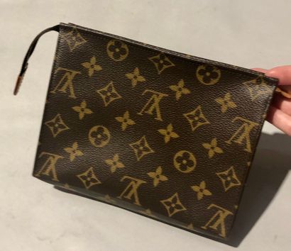 null Louis VUITTON, Paris

Pochette toilette (19 cm)

Très bel état