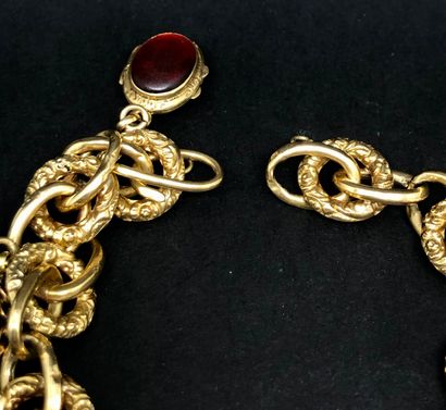  Bracelet ou Gourmette en or jaune 14K retenant 5 pendentifs souvenirs. 
L.: 21.5...