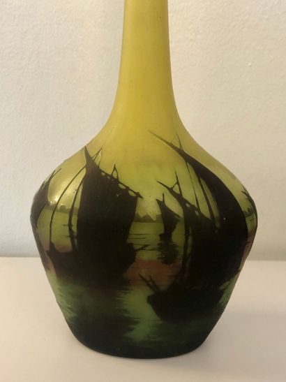  DAUM Nancy 
Vase à long col en verre multicouche dans les tons jaune, vert, orangé...