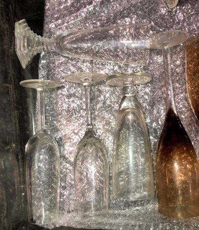 null VERRERIE

Coupes à Champagne en verre et cristal de divers modèles dont 11 d'un...