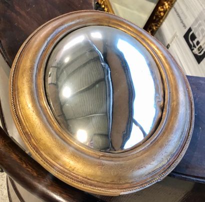null Un miroir sorcière ovale 

Encadrement de stuc ou résine dorée 

H. : 46 cm...