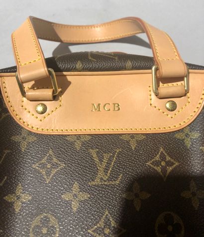 null Louis VUITTON, Paris

Modèle EXCURSION

Sac de voyage, H. 33 cm

Bel état, 2...