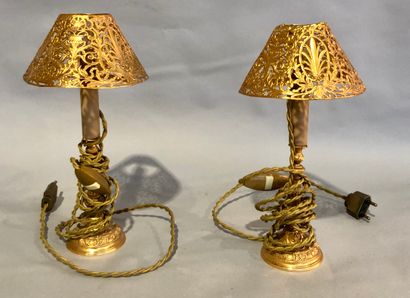 null Une paire de lampes (bougeoirs montés en lampe), en laiton doré avec leurs abats-jours...