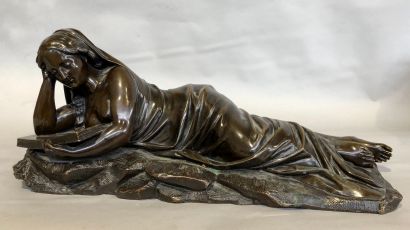 null La lecture

Sculpture en bronze à patine médaille

Anonyme

20 x 50 x 21 cm