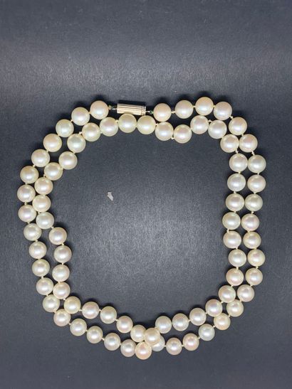 Long collier de perles de culture blanches...