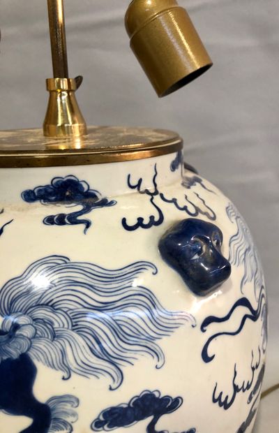 null Dans le goût de la Chine 

Vase en céramique à décor bleu-blanc de chiens de...