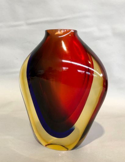 null VERRERIE

Vase en verre "Sommerso" à panse plate dans les tons rouge orangé.

Murano,...